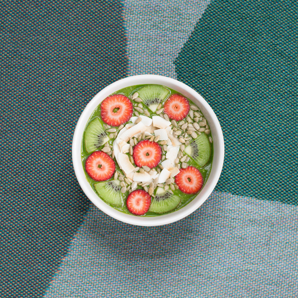 tigela com salada de kiwi fatiados e morango, imagem vista de cima