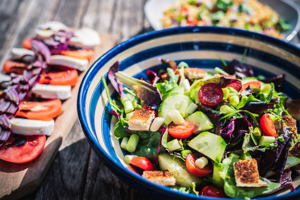 tigela com salada de vegetais estilo oriental, imagem vista de cima