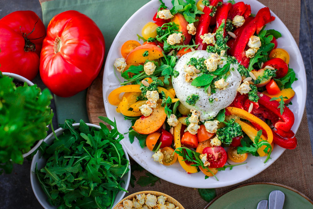 prato com varios pimentos e alguns temperos e ingredientes ao lado, imagem vista de cima